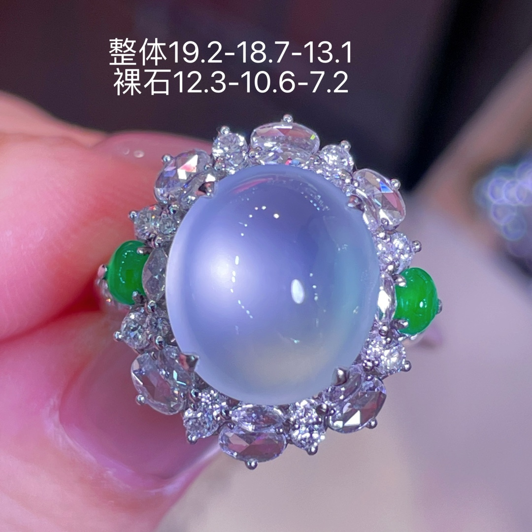 翡翠A货 蛋面戒指 高冰起光，料子冰润细腻，种老起光，18k金镶真钻，上身佩戴效果很好 尺寸如图，