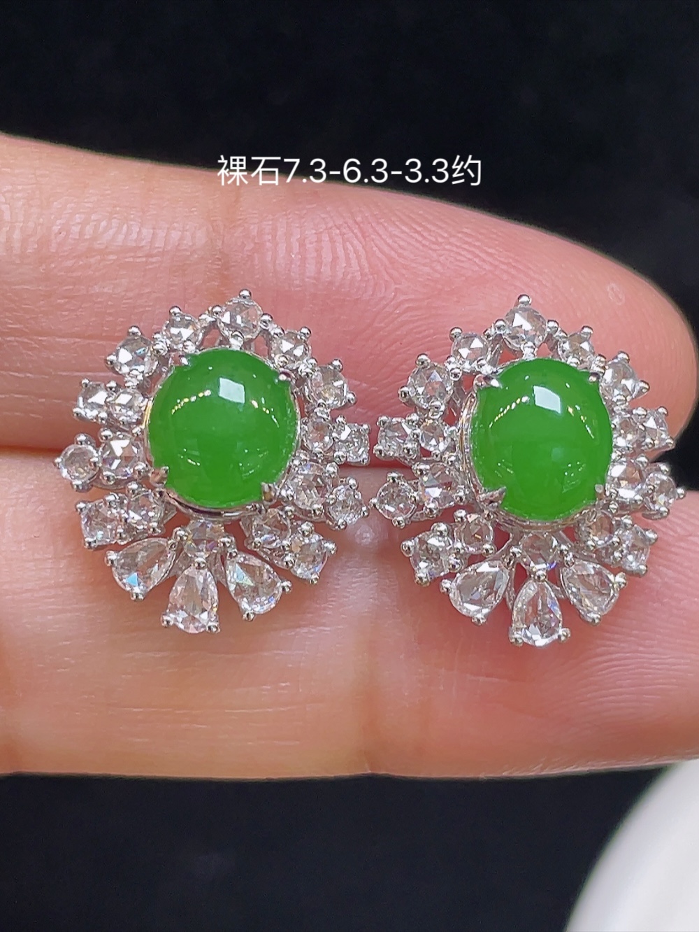 大件饱满，通透水润，玉质细腻，翠色鲜艳，18k金奢华钻石镶嵌，7.3-6.3-3.3