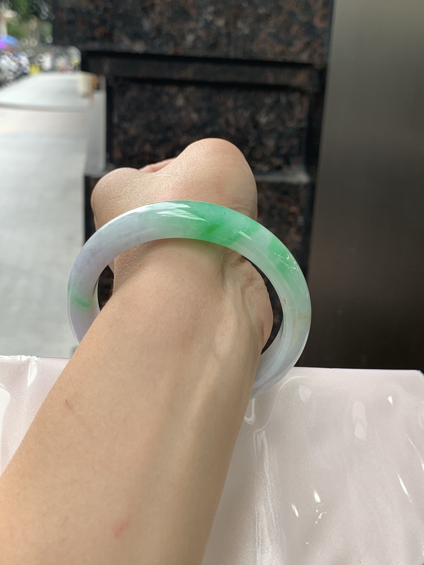 春彩正圈 57.9-11.3-8 0530-N851 打灯细纹，几抹阳绿灵动分布，紫绿双彩，色泽明艳