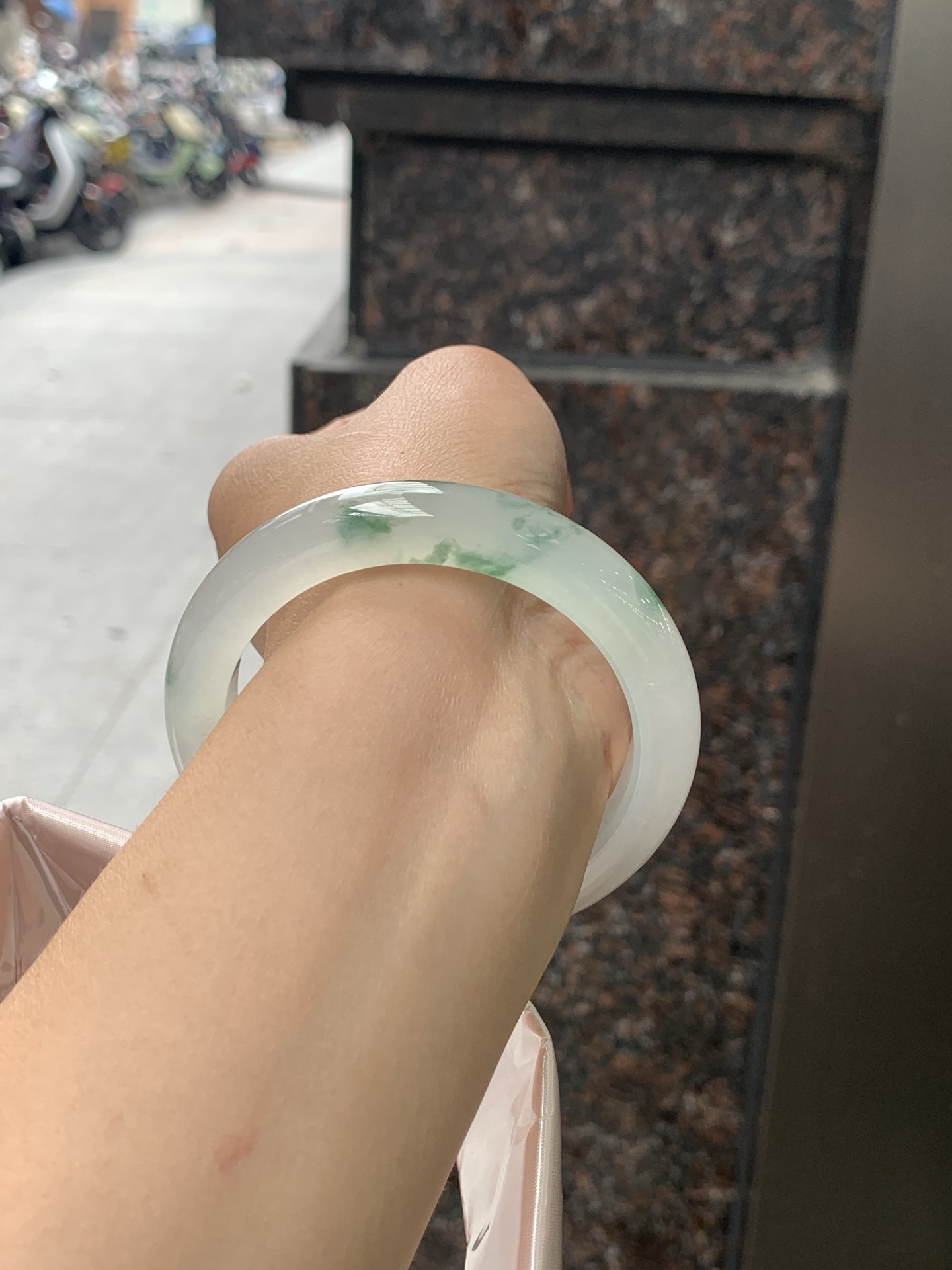 冰飘花正圈 56-11-9.2 0530-N853 打灯棉纹，底妆冰透起光，蓝绿花灵动飘逸，勾勒出一幅唯美诗意的山水意境画，古典优雅又秀气