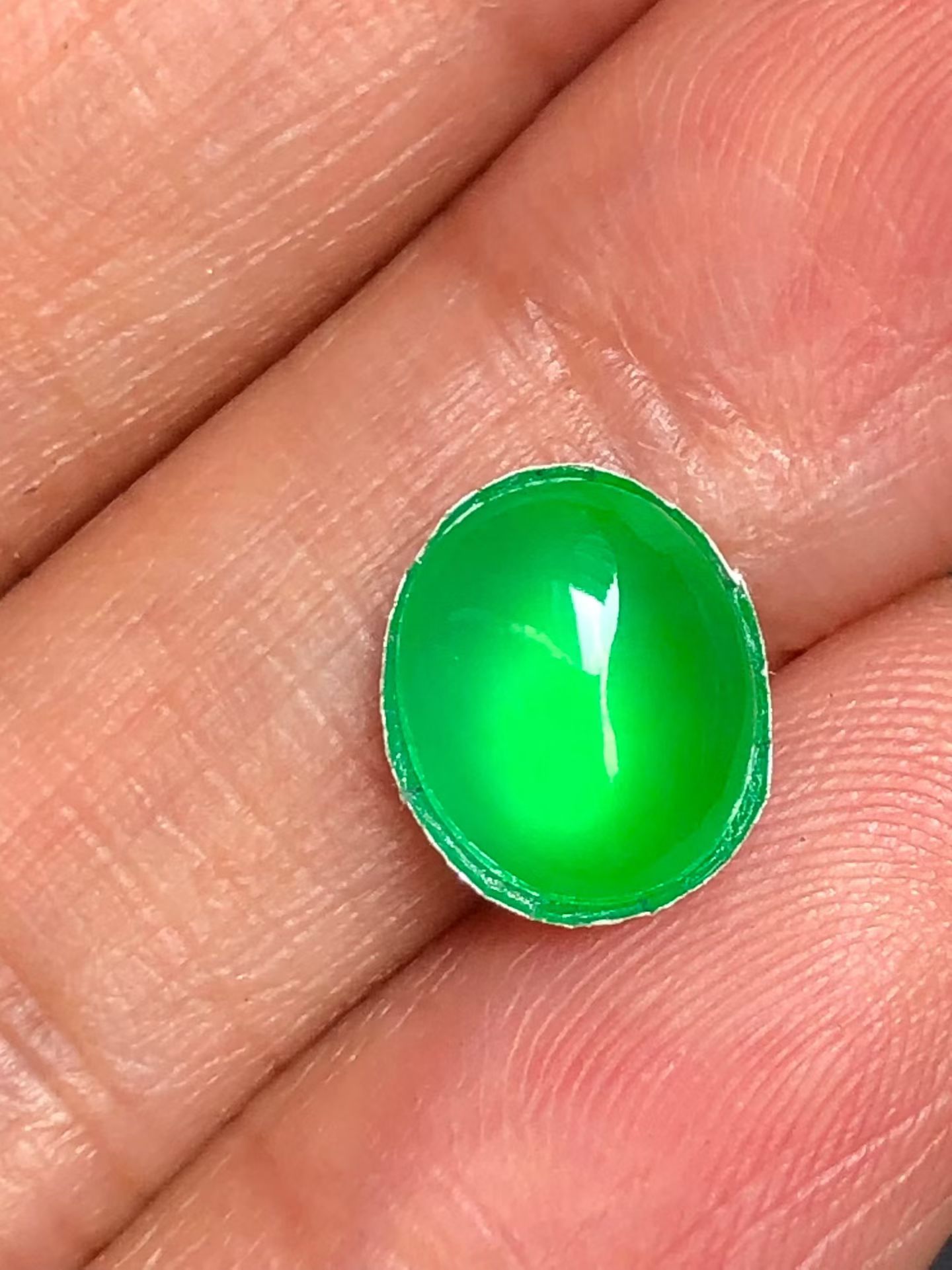 阳绿蛋面，玉质细腻水润，色泽甜绿，起荧光，质量美。