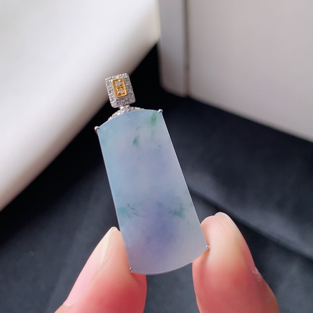 冰紫飘花无事牌吊坠，冰润细腻饱满   色泽鲜甜 佩戴优雅迷人货号25528，35.8-14.1-5.1