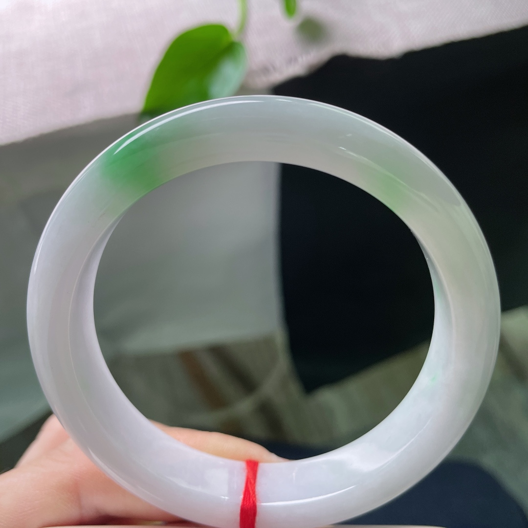 58.6/12.4/8.5飘绿正圈，水润细腻，温柔贤惠，一抹俏色灵动飘逸，有纹，ss53864a