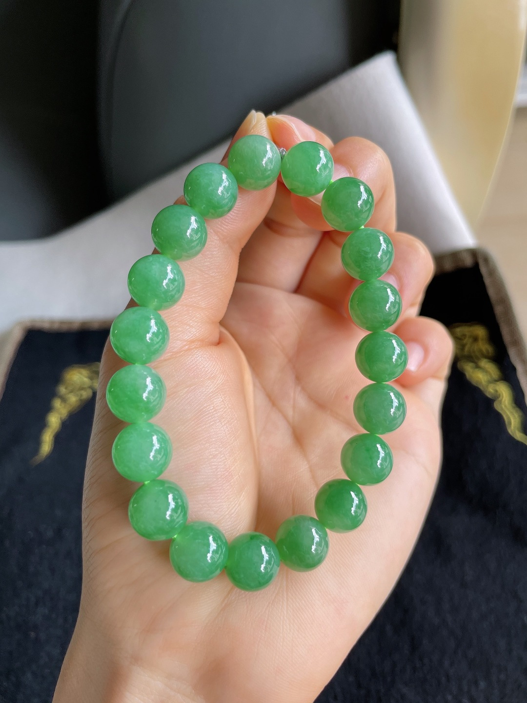 ️，缅甸天然翡翠A货，冰满绿手串，尺寸：10mm。【编3998】