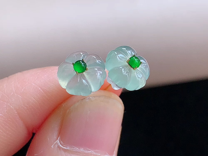 ️ 18K金伴钻梅花耳钉，无裂，尺寸取一8.3-2.4mm，包A附证书