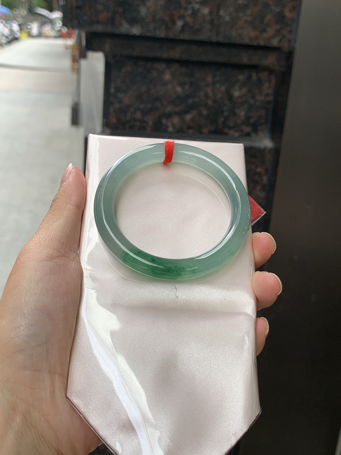 冰飘花圆条 52.5-9-8.8 0530-N856 打灯细纹，底妆冰润细腻，绿花灵动飘逸，勾勒出一幅唯美诗意的山水意境画，古典优雅又秀气