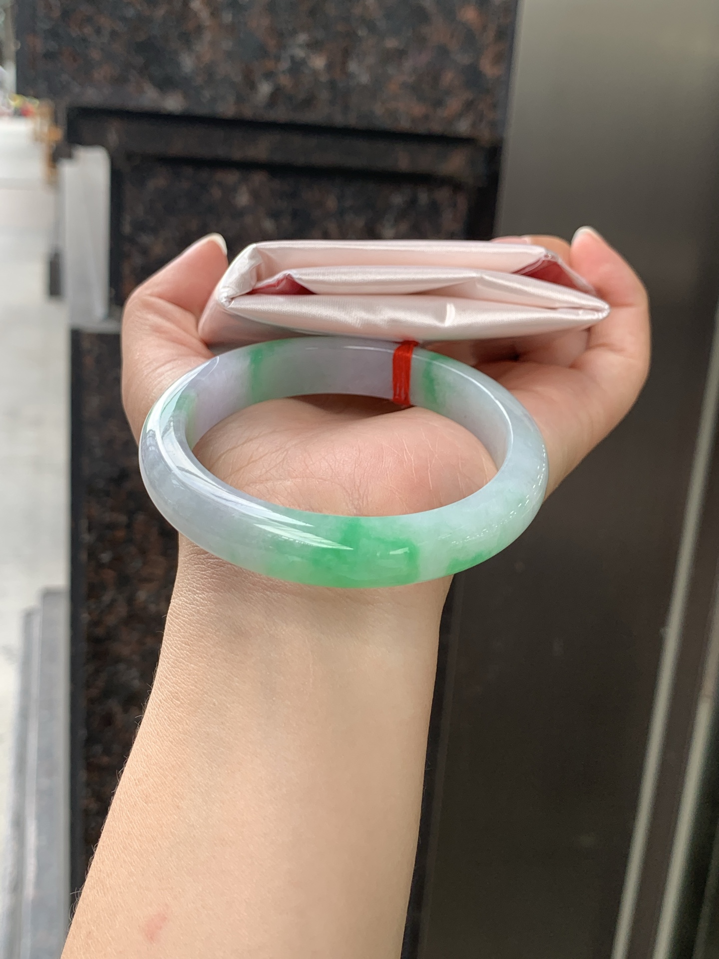 春彩正圈 57.9-11.3-8 0530-N851 打灯细纹，几抹阳绿灵动分布，紫绿双彩，色泽明艳