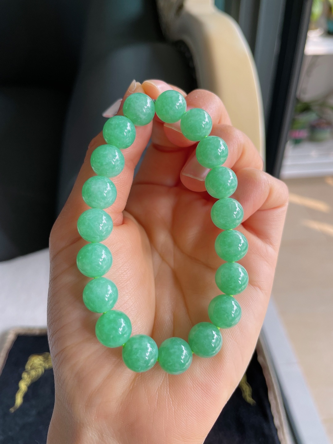 天然翡翠A货，冰满绿手串，尺寸：10mm。【编3895】