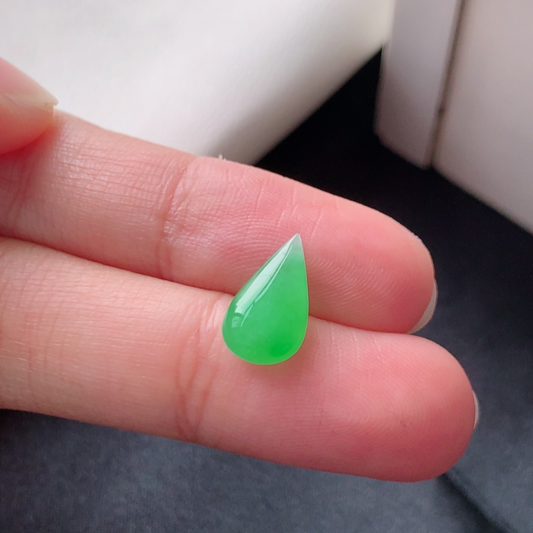 冰阳绿水滴挂件。色阳色艳，种老水润，饱满肉厚，佩戴清新优雅 货号17528，13.2-7.6-3.4