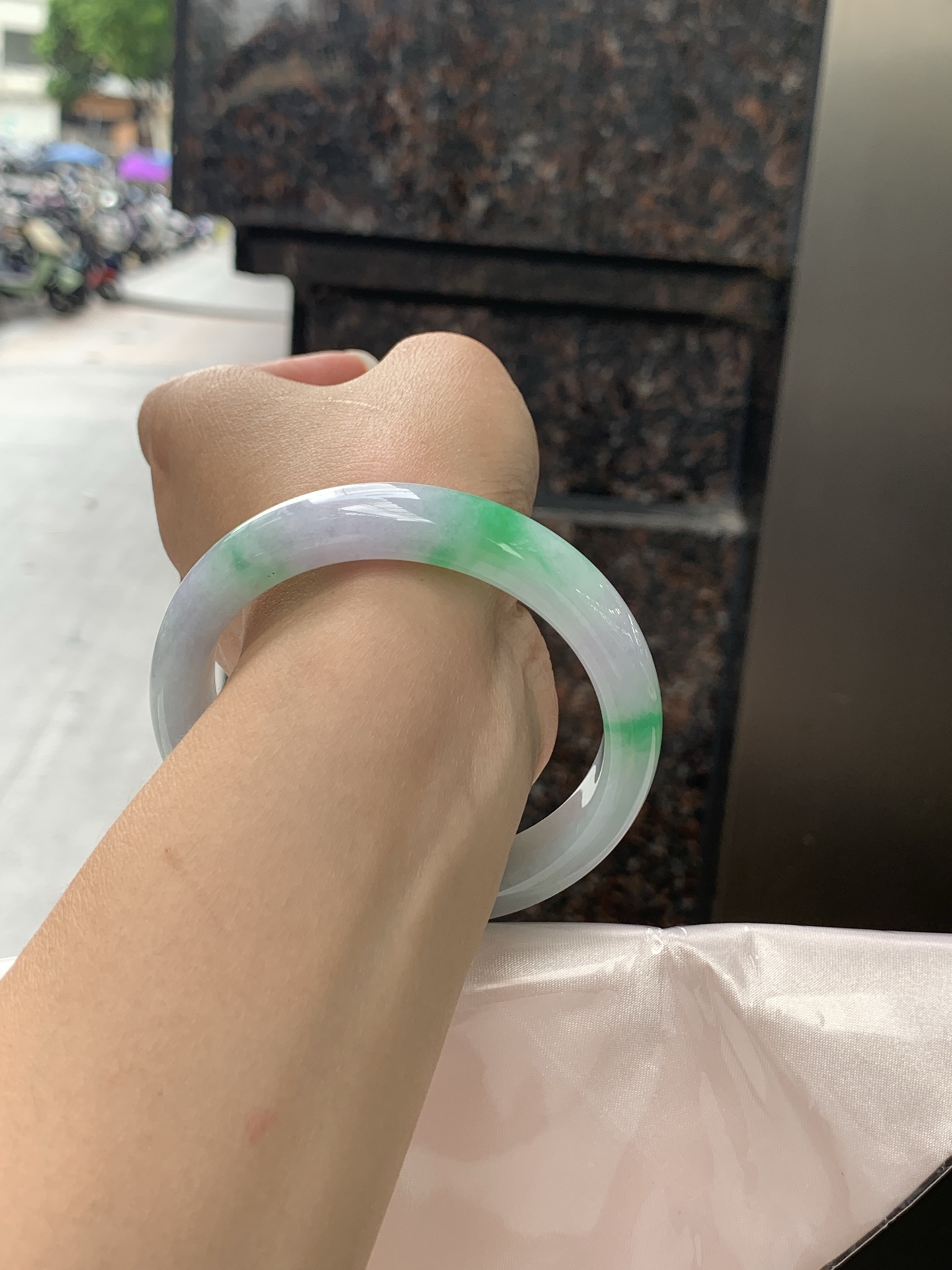 春彩正圈 57.9-11.3-8 0530-N851 打灯细纹，几抹阳绿灵动分布，紫绿双彩，色泽明艳