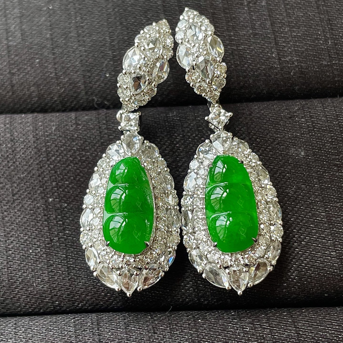 ️高冰阳绿福豆耳坠，色辣，18k金镶嵌，饱满水润，无裂，裸石尺寸12.2/6/4--38.5编码0