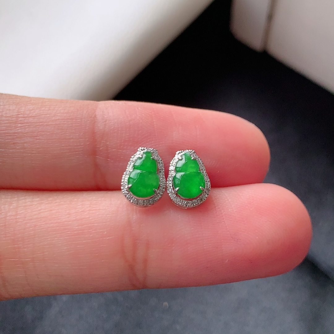 冰阳绿葫芦耳钉 莹莹青翠，种老细腻水润，佩戴优雅时尚 货号26528，6.3-4.1-1.2