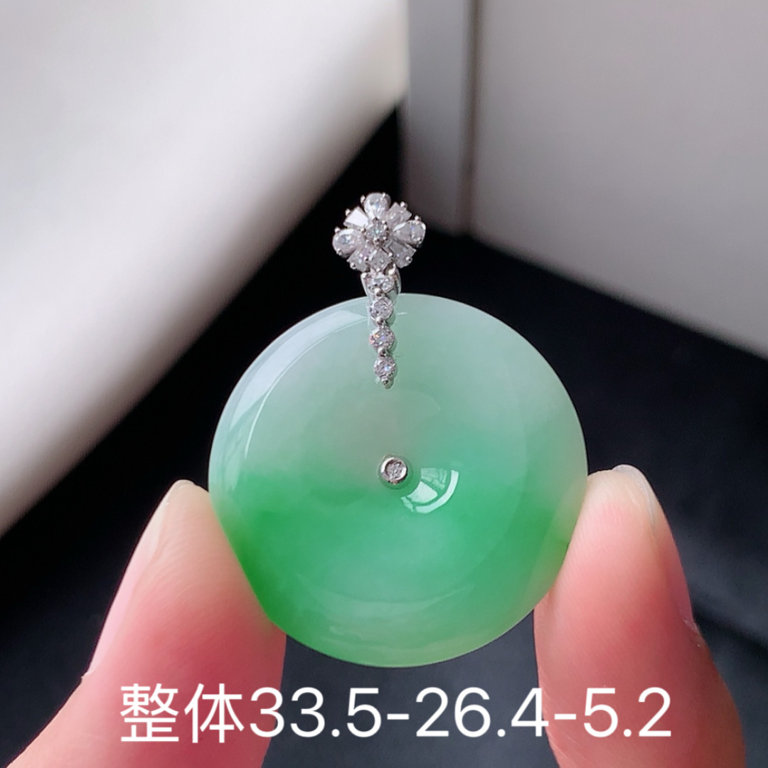 冰飘绿平安扣吊坠。青翠明媚，底子细腻莹润，佩戴优雅气质 货号08526，33.5-26.4-5.2