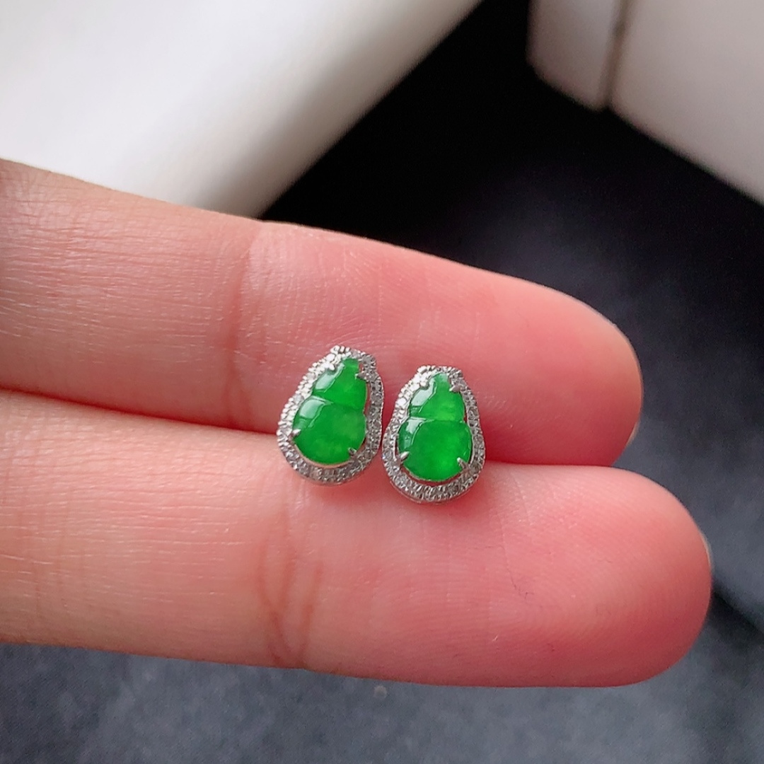 冰阳绿葫芦耳钉 莹莹青翠，种老细腻水润，佩戴优雅时尚 货号26528，6.3-4.1-1.2
