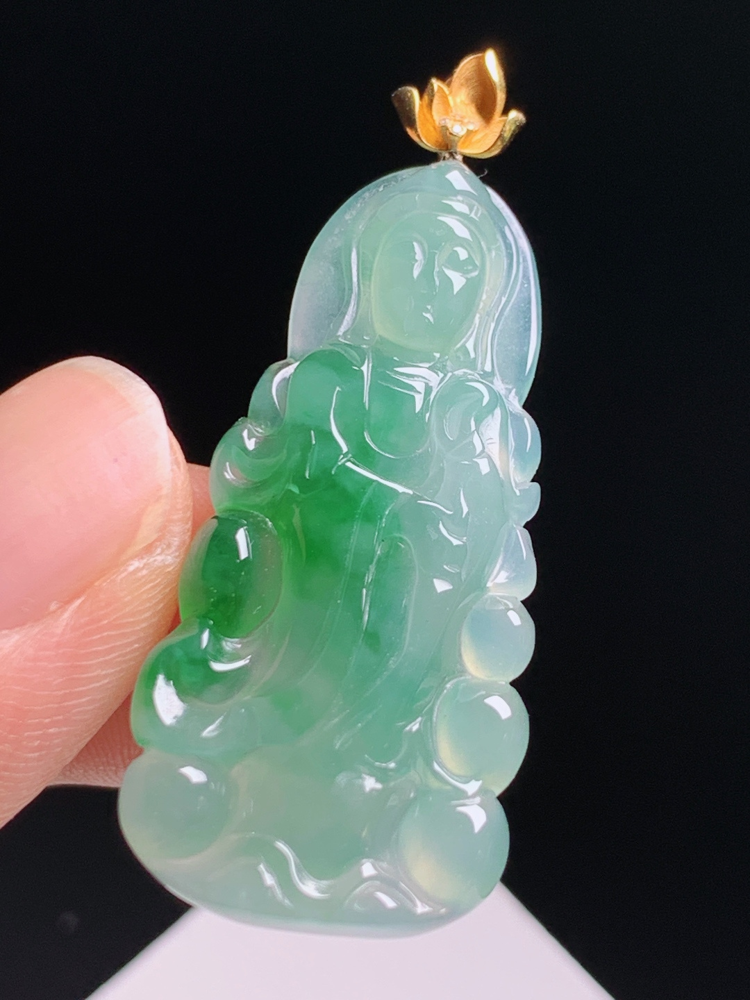 冰种飘绿观音吊坠，种水细腻温润，慈心庇佑平安吉祥