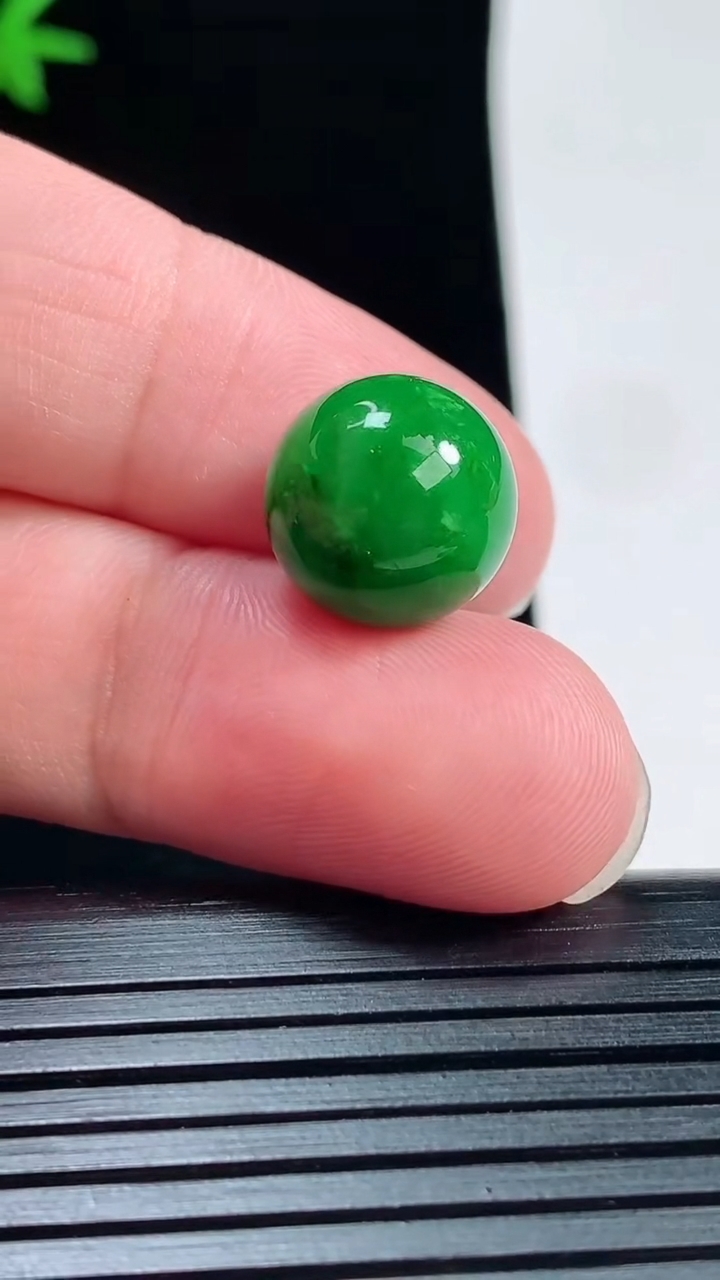天然A货翡翠圆珠吊坠，尺寸13重量:3.80g6月1日
工厂直销收藏佳品,种好水足，色泽均匀，有种有色，上手高大气！