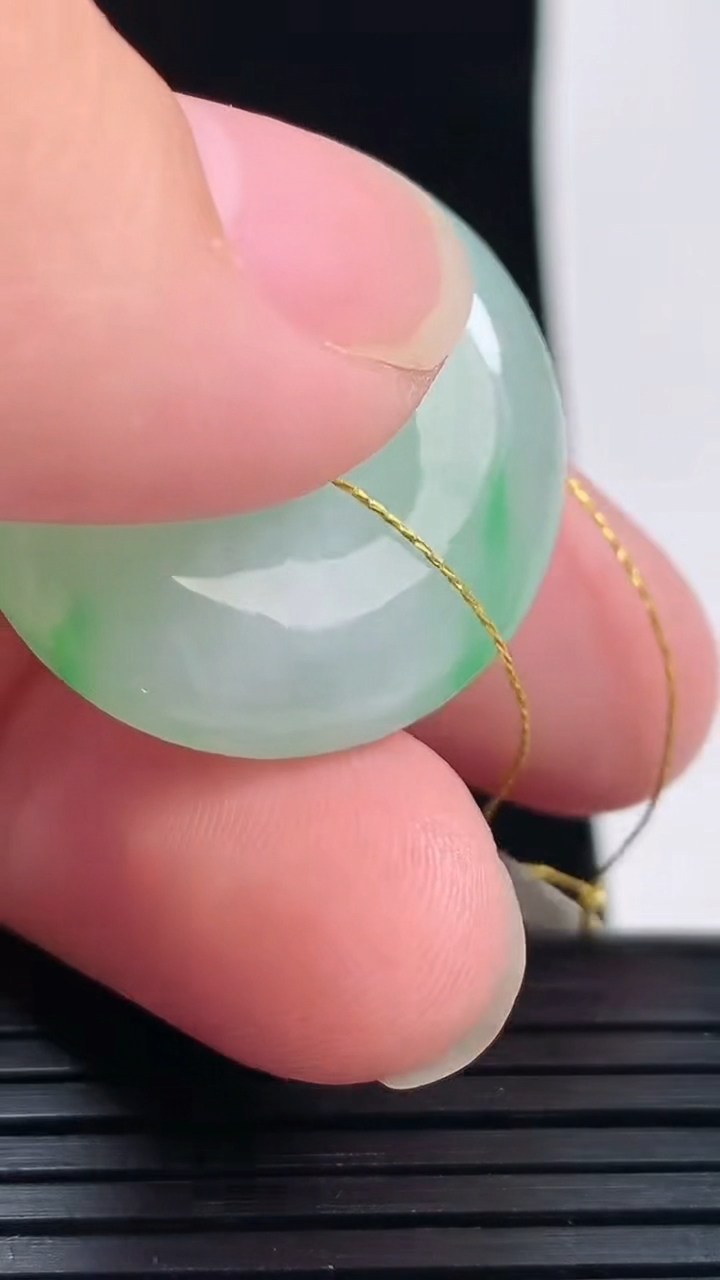 天然A货翡翠平安扣吊坠，尺寸26.8-6.5重量:10.20g
6月1日