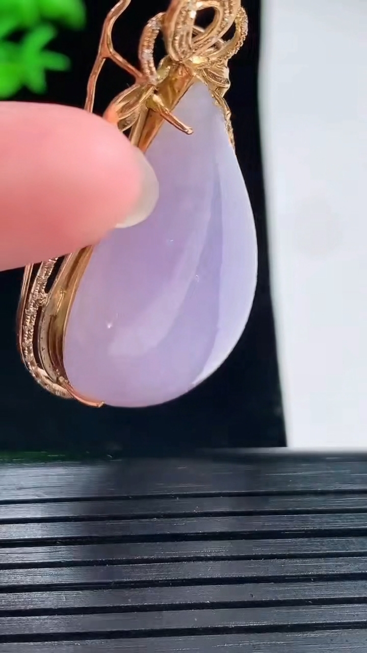 天然A货翡翠18k金紫罗兰水滴吊坠，尺寸53-28-14.2 裸石37-24.5重量:20.13g
6月1日