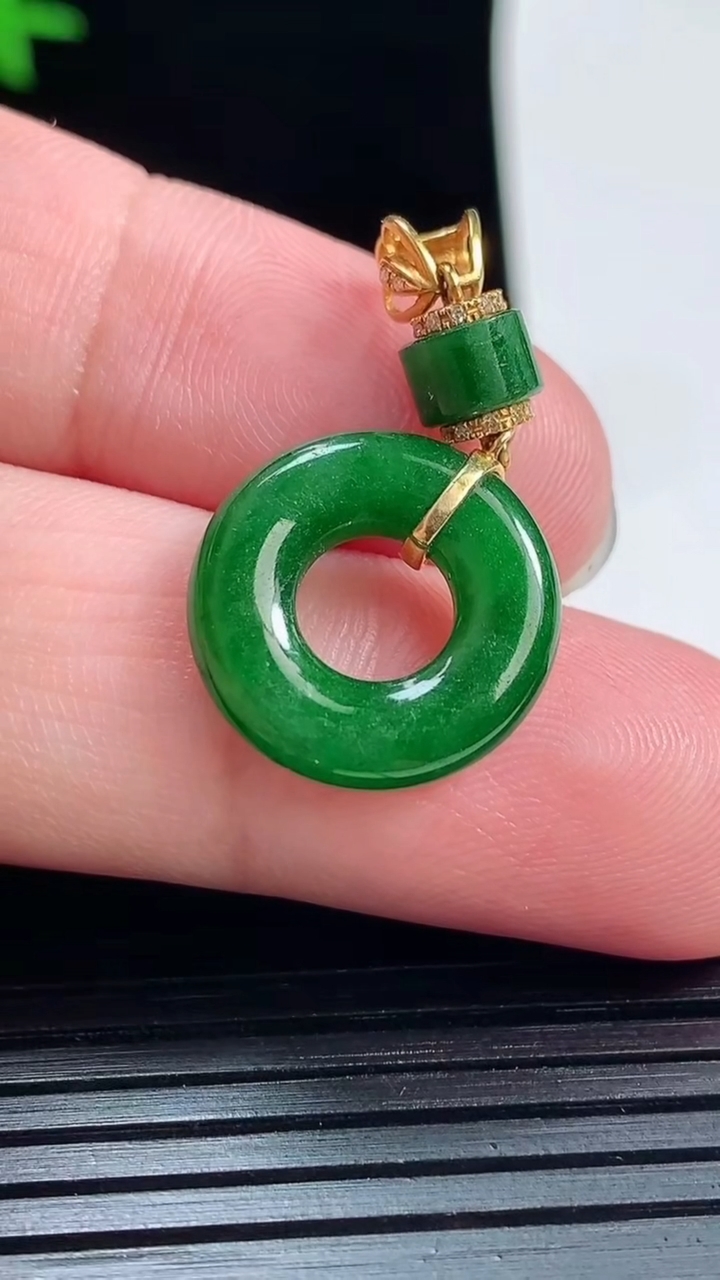 天然A货翡翠平安环吊坠，尺寸30-16.2-3.5重量:2.64g
6月1日
