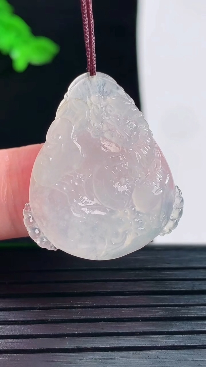 天然A货翡翠龙牌吊坠，尺寸29-25-4重量:5.04g
6月1日