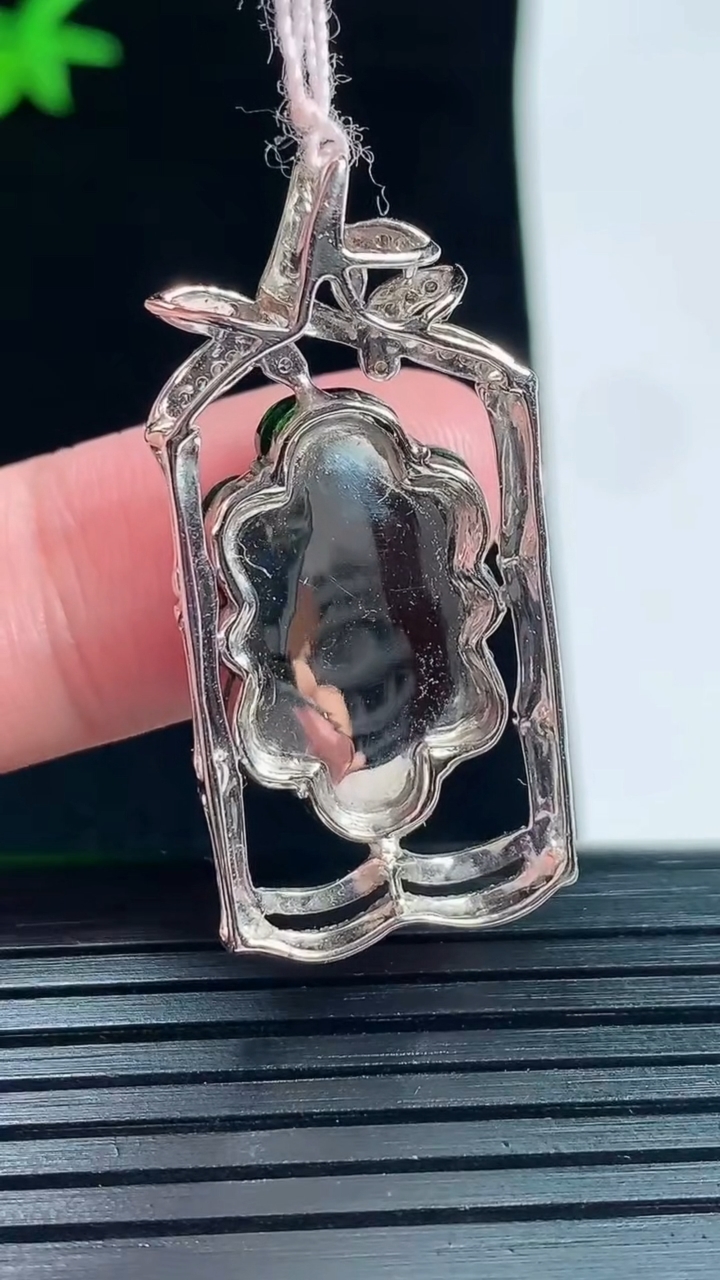 天然A货翡翠仿古无事牌吊坠，尺寸37.5-17.5-5.2，裸石22-13.5重量:6.36g
6月1日