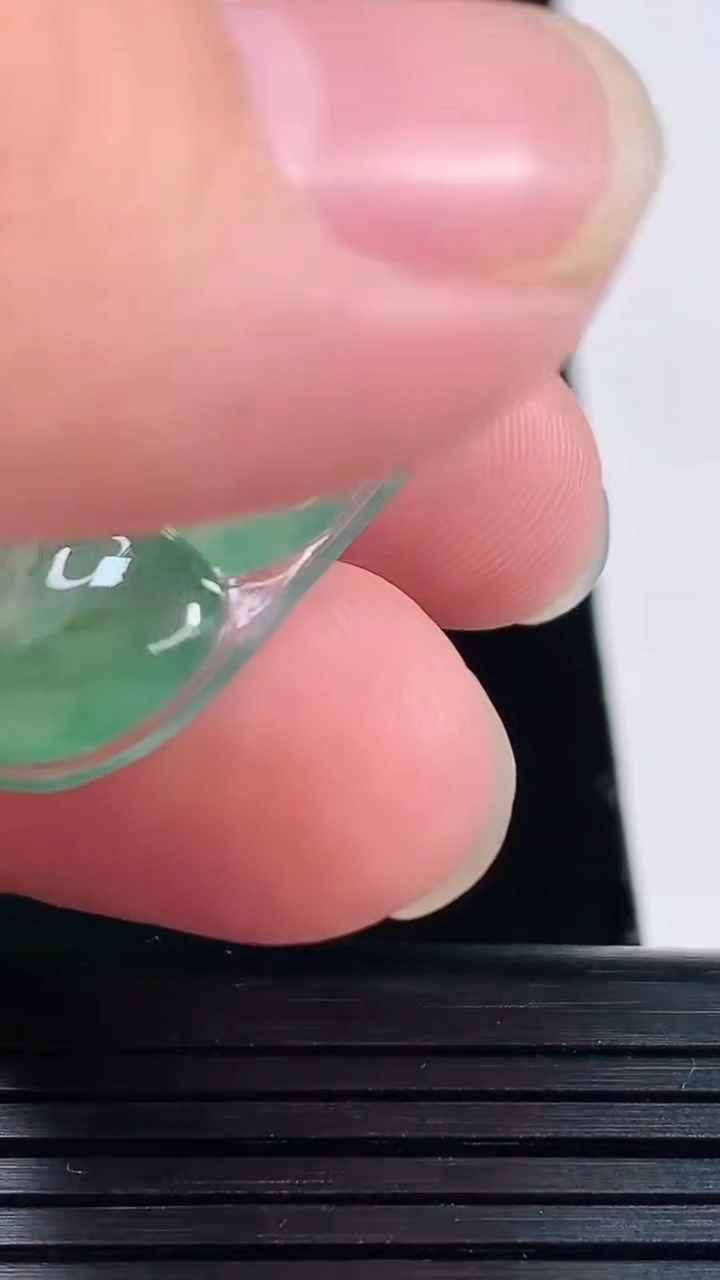 天然A货翡翠福豆镶嵌件，尺寸30.6-14-5重量:3.57g
6月1日
