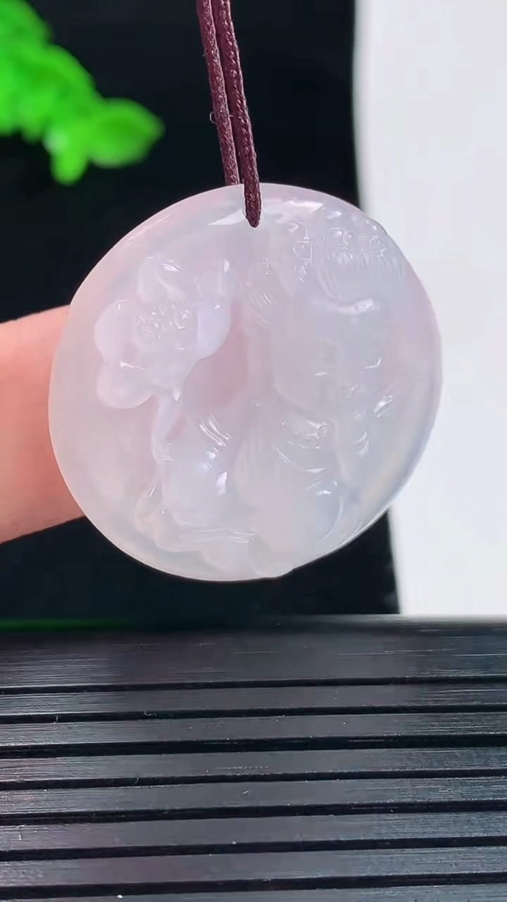 天然A货翡翠大势至菩萨吊坠，尺寸28.6-5.8重量:7.41g
6月1日