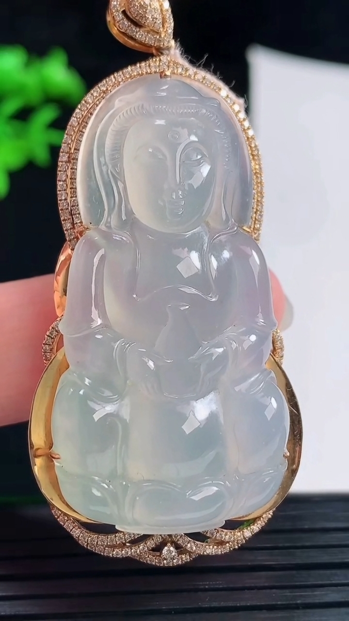 天然A货翡翠种白冰正装观音吊坠，尺寸60.5-28-11，裸石46-24重量:20.00g
6月1日