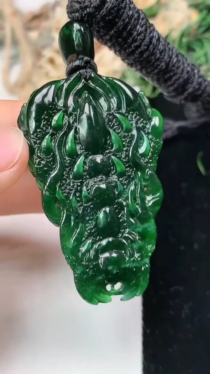 天然A货翡翠龙牌吊坠，尺寸48-32.3-15.3，重量:33.02g
6月1日