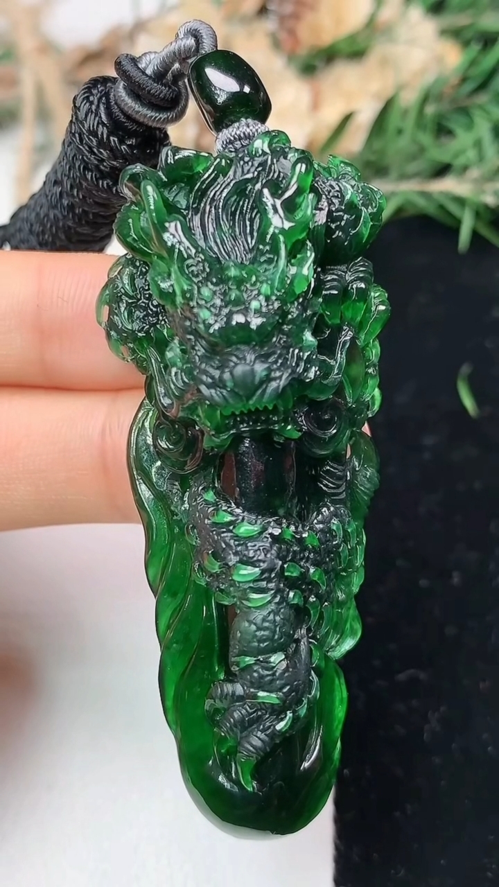 天然A货翡翠龙牌吊坠，尺寸62.2-26.8-16.5，重量:30.89g
6月1日