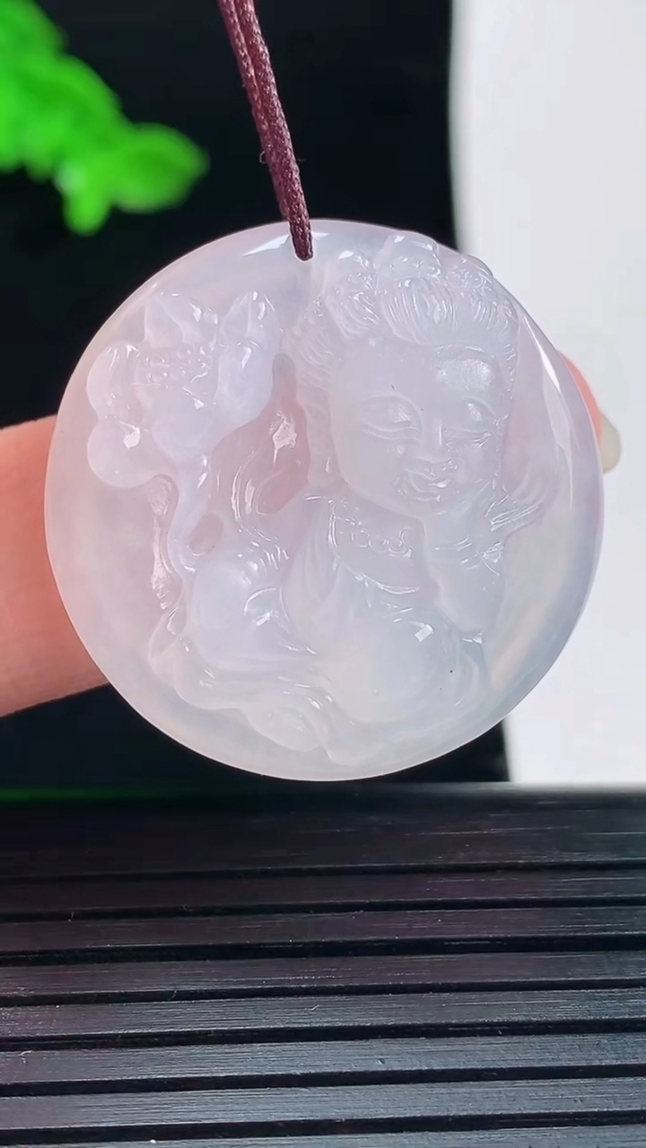天然A货翡翠大势至菩萨吊坠，尺寸28.6-5.8重量:7.41g
6月1日