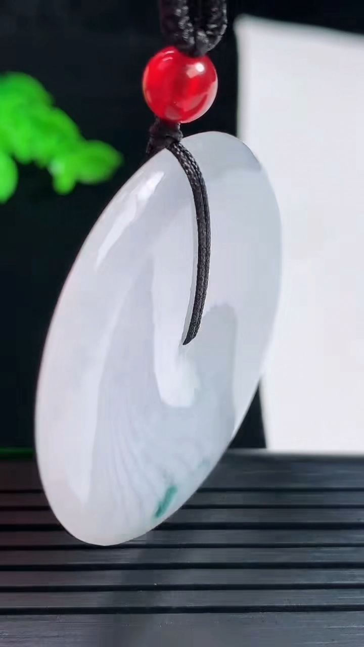 天然A货翡翠飘花平安扣吊坠，尺寸41.5-6重量:24.39g
6月1日