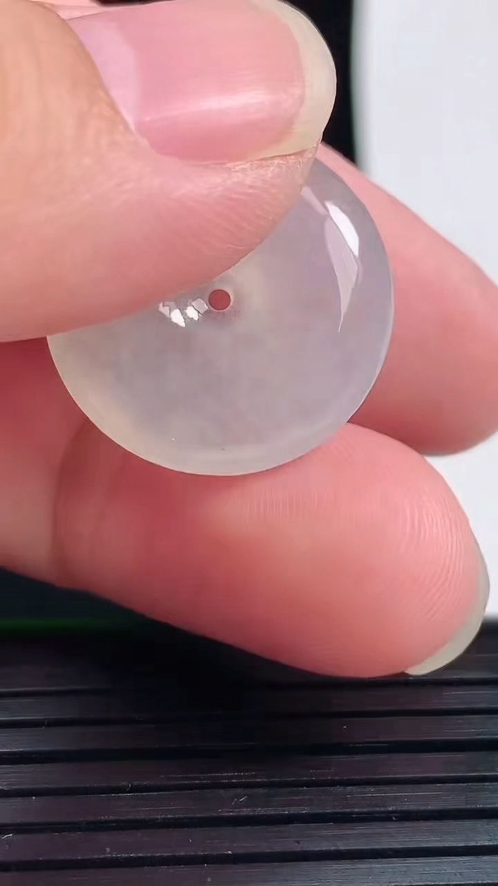 天然A货翡翠平安扣吊坠，尺寸21-5重量:4.58g
6月1日