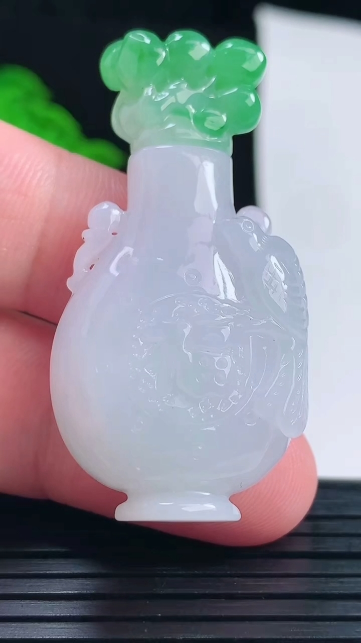 天然A货翡翠花瓶吊坠，尺寸48-24-13.2重量:22.42g
6月1日