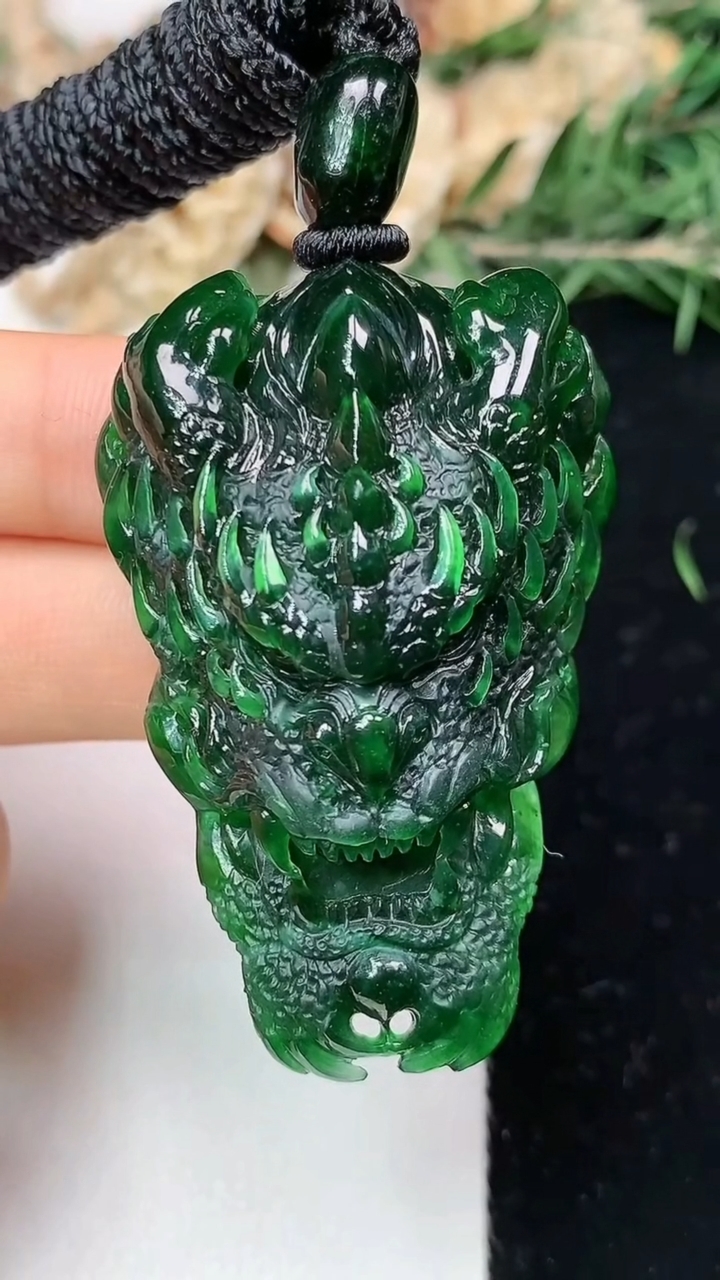 天然A货翡翠龙牌吊坠，尺寸48-32.3-15.3，重量:33.02g
6月1日