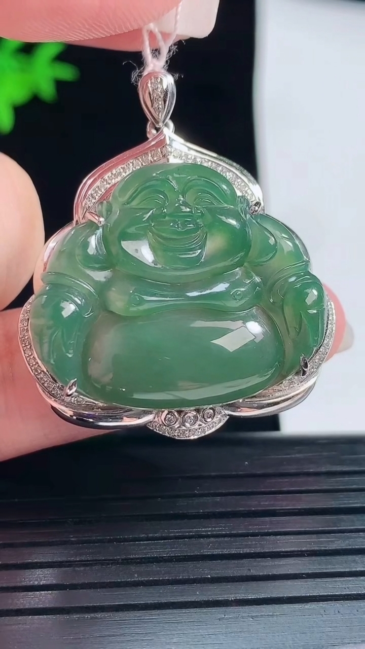 天然A货翡翠佛公吊坠，尺寸36-32-10，裸石23.5-28.5重量:8.15g
6月1日