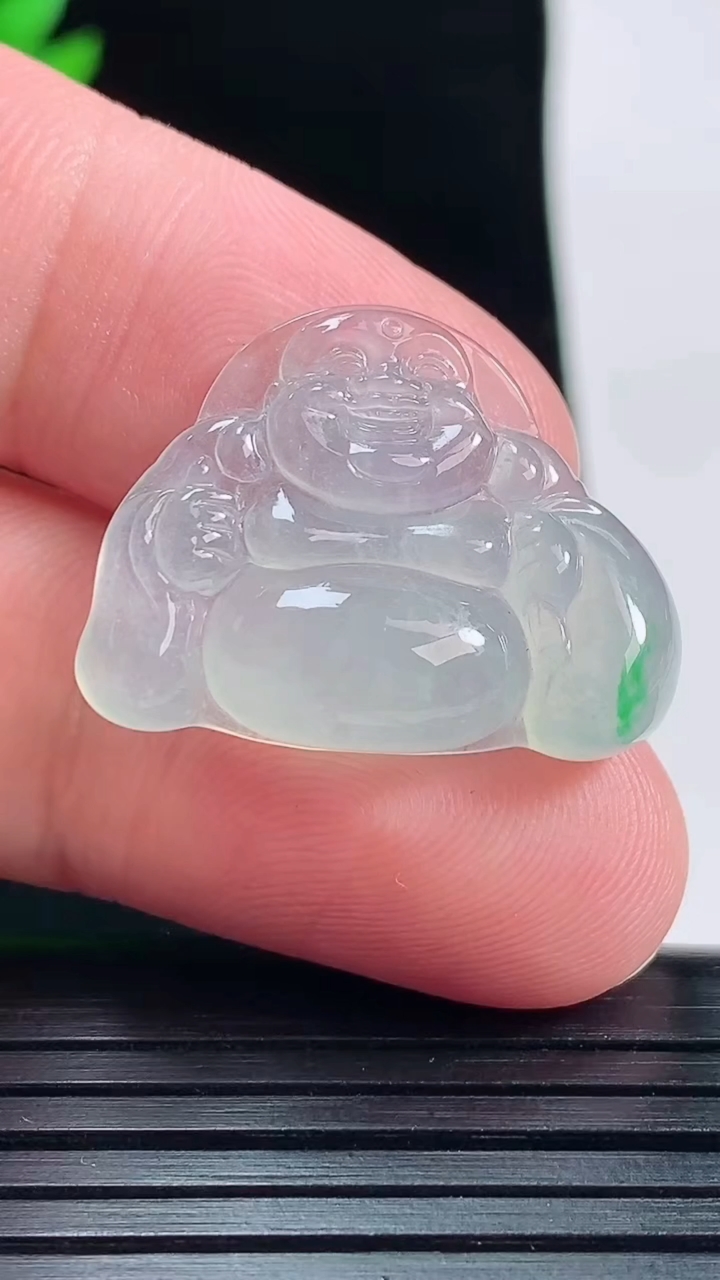 天然A货翡翠布袋佛镶嵌件，尺寸19.5-26-6重量:4.59g
6月1日