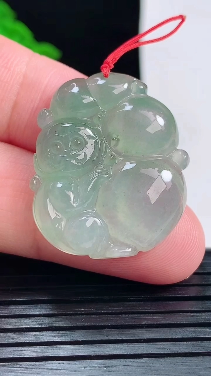 天然A货翡翠生肖猴吊坠，尺寸30.5-25-5.5重量:7.89g
6月1日