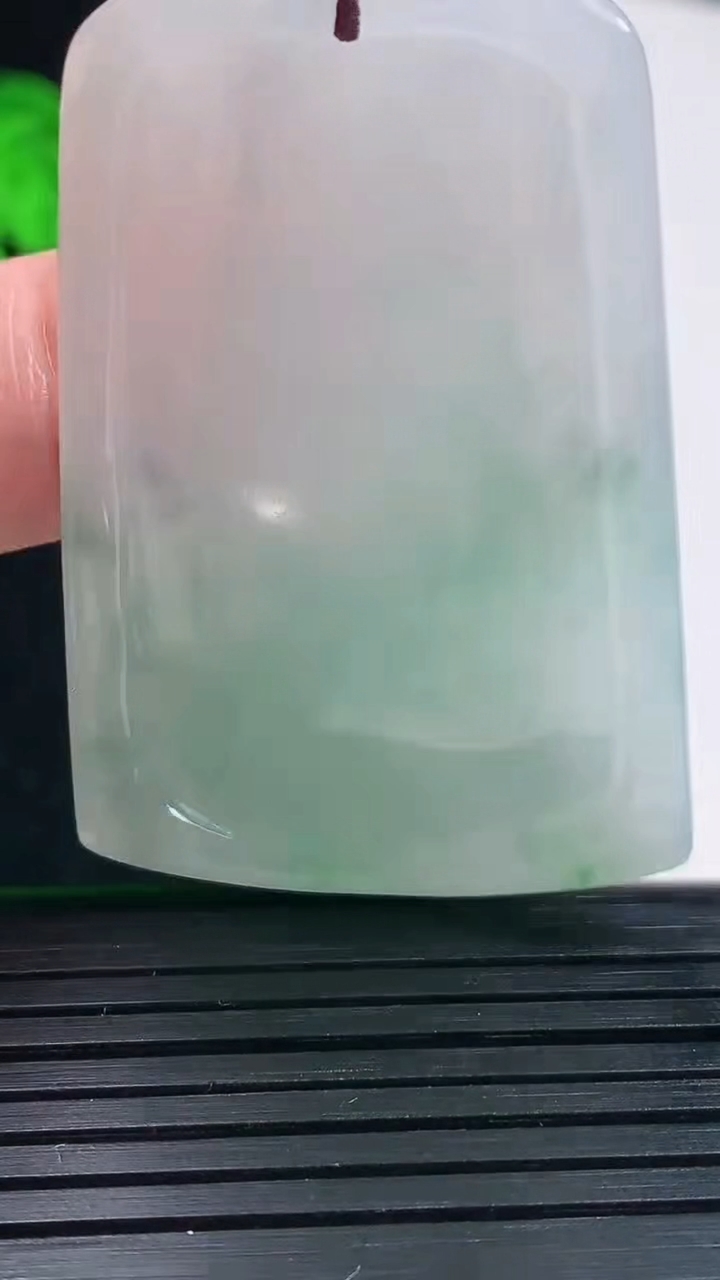 天然A货翡翠千手观音菩萨吊坠，尺寸49-33-5.6重量:18.26g
6月1日