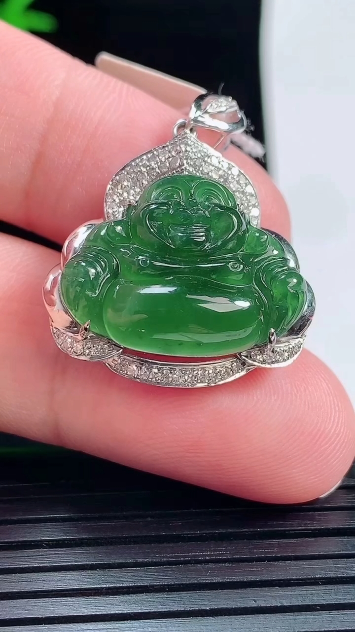 天然A货翡翠佛公吊坠，尺寸30-24-9，裸石16-21重量:6.09g
6月1日