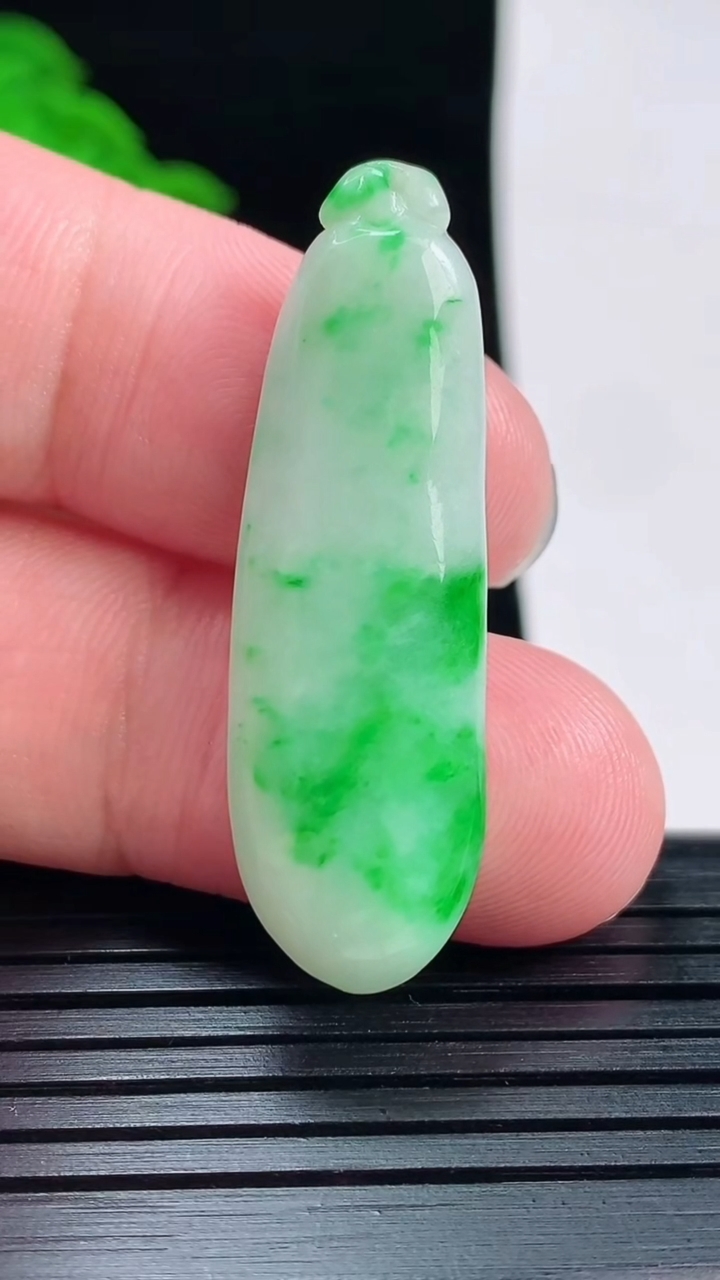 天然A货翡翠福瓜吊坠，尺寸39.5-12.2-5重量:5.42g
6月1日