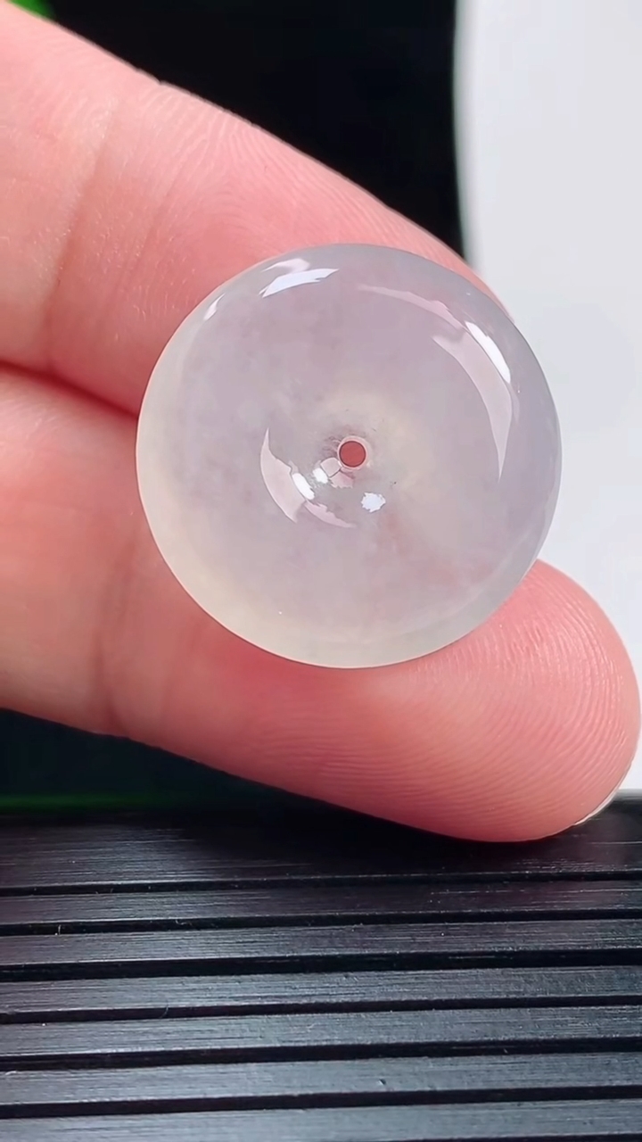 天然A货翡翠平安扣吊坠，尺寸21-5重量:4.58g
6月1日
