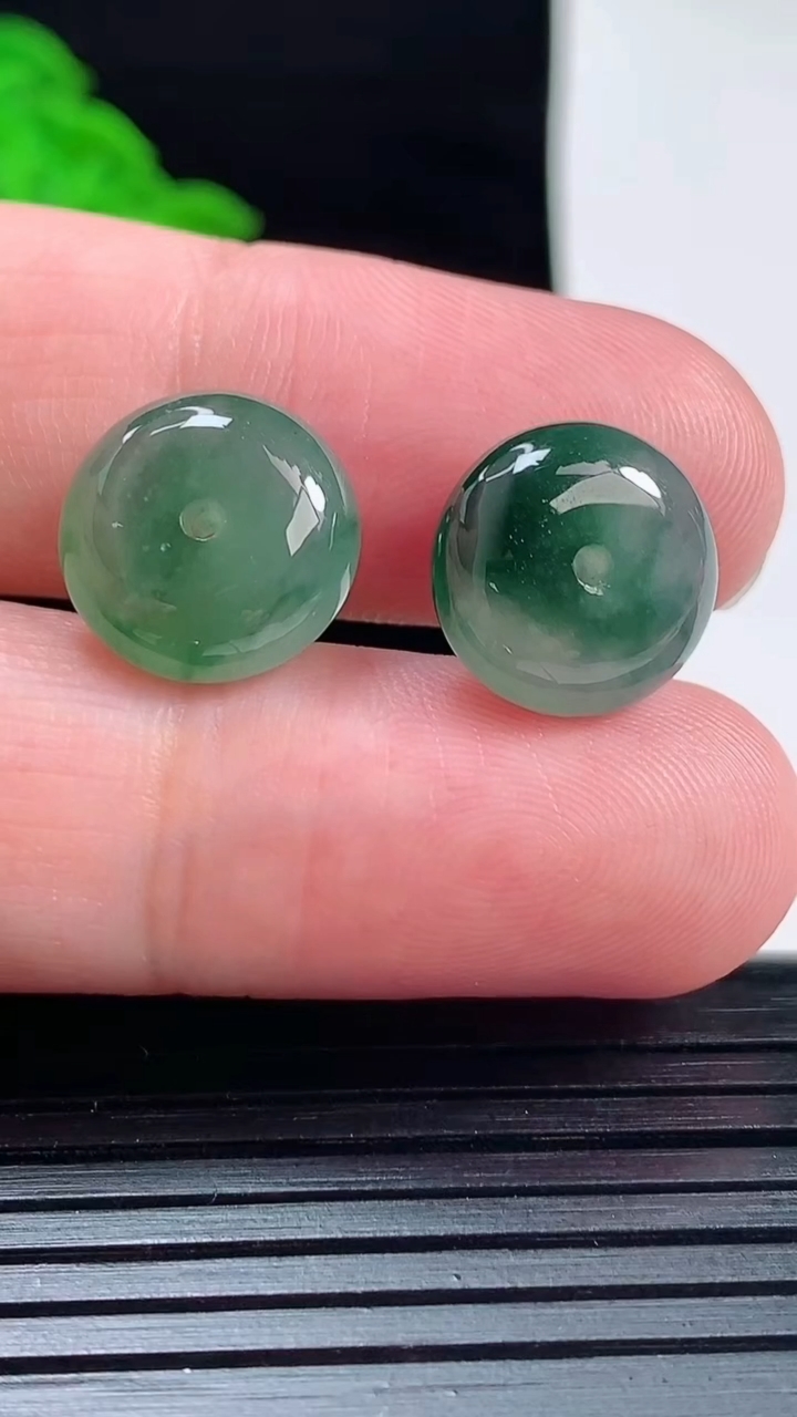 天然A货翡翠飘花平安扣吊坠一对，尺寸13-5.8重量:3.94g
6月1日