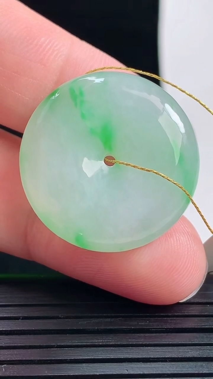 天然A货翡翠平安扣吊坠，尺寸26.8-6.5重量:10.20g
6月1日