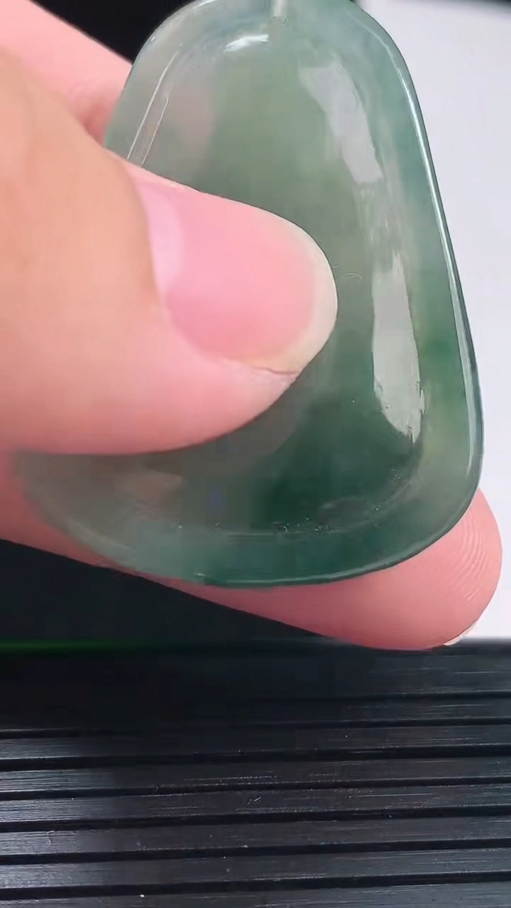 天然A货翡翠飘花大势至菩萨吊坠，尺寸41.8-31.5-5重量:11.78g
6月1日