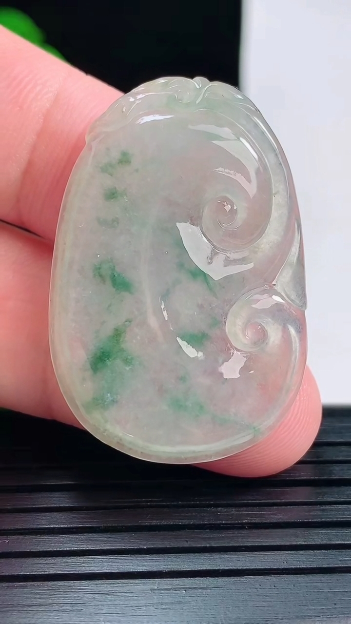 天然A货翡翠飘花如意吊坠，尺寸37-25-3.8重量:6.78g
6月1日