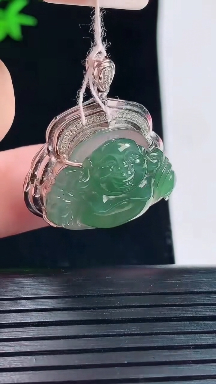 天然A货翡翠佛公吊坠，尺寸28-26.8-12，裸石18-23.5重量:7.0 g
6月1日