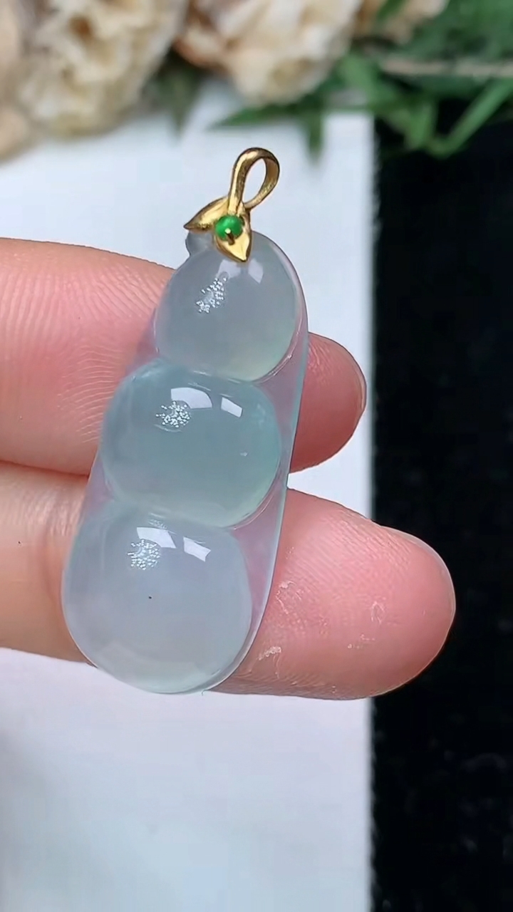 天然A货翡翠白冰福豆吊坠，尺寸27.5-12.4-5.6，重量:3.49g
6月1日