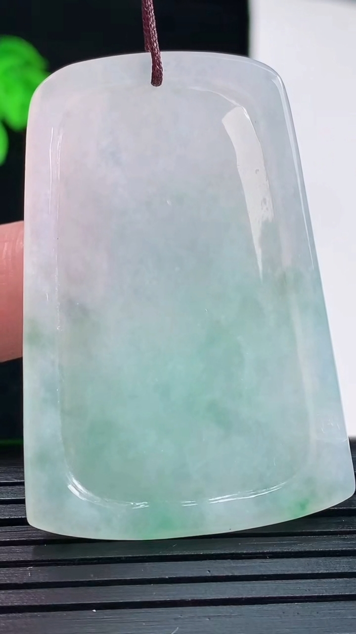 天然A货翡翠千手观音菩萨吊坠，尺寸49-33-5.6重量:18.26g
6月1日
