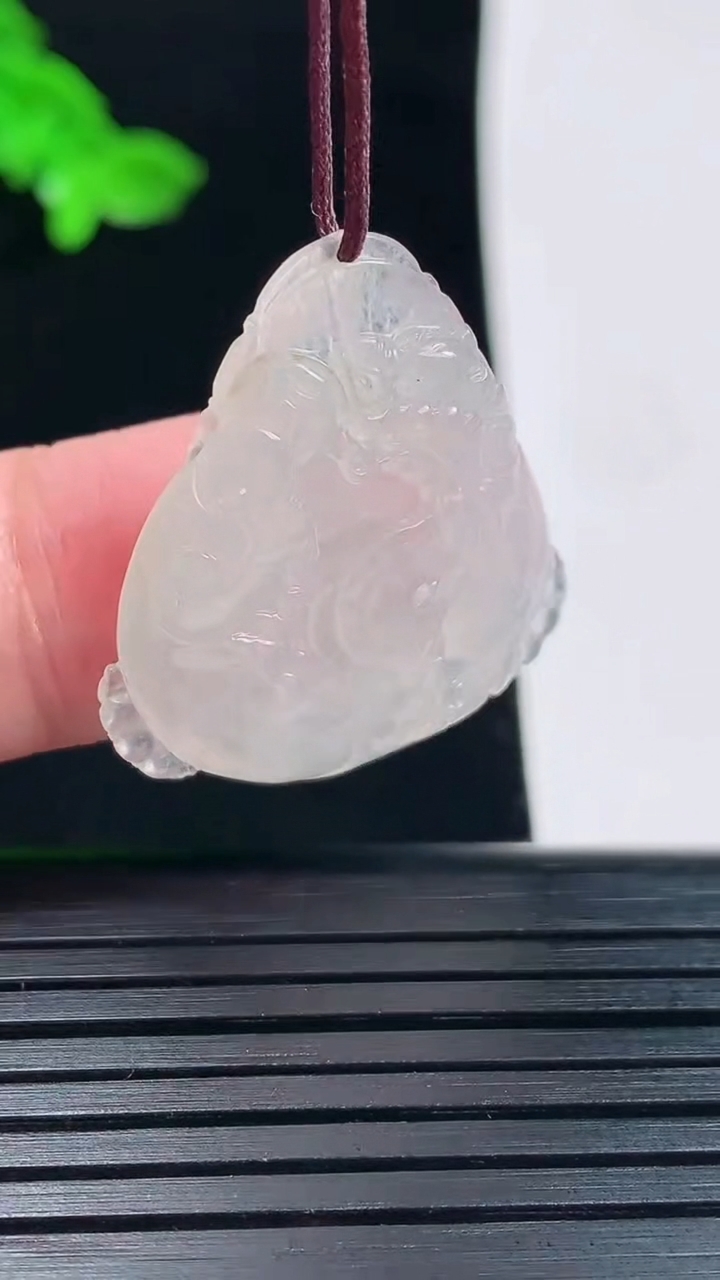 天然A货翡翠龙牌吊坠，尺寸29-25-4重量:5.04g
6月1日